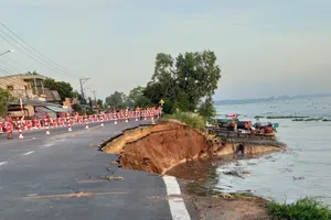 1 đoạn QL91 sụp xuống sông Hậu, khẩn cấp di dời 27 hộ dân