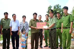Công an Cần Thơ vận động hỗ trợ người dân bị giông lốc