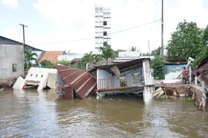 5 căn nhà đồng loạt sụp xuống sông Cần Thơ