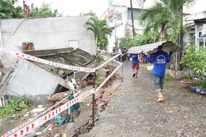 Dân ở ven sông Cần Thơ cuống cuồng vì sạt lở