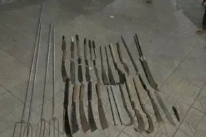 25 người chơi ma túy, giấu bom xăng, súng ở quán Karaoke