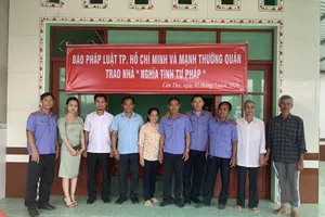 Báo Pháp Luật TP.HCM trao nhà Nghĩa tình Tư pháp ở Cần Thơ