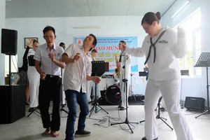 Nạn nhân chất độc da cam giao lưu văn nghệ. Ảnh: TẤN VIỆT