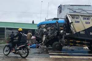 Ô tô khách va chạm xe rác, 3 người bị thương