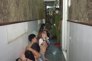 An Giang: Chủ quán karaoke cùng khách sử dụng ma túy