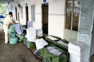 Lao vỏ lãi vào cảnh sát rồi nhảy xuống sông bỏ trốn