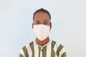 Thấy người khác đứng cạnh giường vợ liền vung dao chém