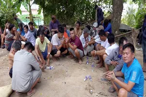 Bắt 27 người tụ tập đá gà ở khu vực biên giới 