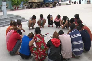 8 phụ nữ và 12 đàn ông nửa đêm chơi tài xỉu