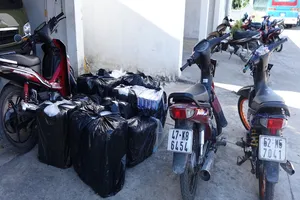 Nhóm buôn lậu tông thẳng xe công an để bỏ trốn