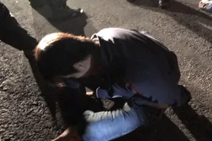 Kẻ trộm gà tấn công lại công an khi bị truy đuổi