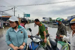 Công an Vĩnh Long hỗ trợ người dân vượt triều cường