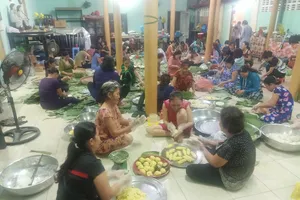 Phật tử gói 10.000 đòn bánh tét gửi đồng bào miền Trung