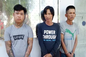 Tạm giữ 3 người cưỡng đoạt tài sản người hành hương