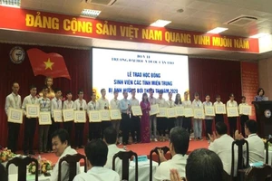 Đại học Y dược Cần Thơ trao học bổng cho sinh viên miền Trung