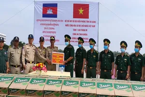 Biên phòng An Giang trao quà cho người dân Campuchia bị lũ lụt