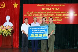 Công an An Giang quyên góp 1 tỉ đồng ủng hộ miền Trung 