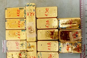 4 người vận chuyển trái phép 51 kg vàng 9999 sang biên giới