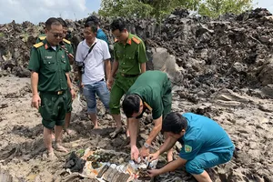 Xúc đất cải tạo vườn, phát hiện súng, nhiều quả đạn M79