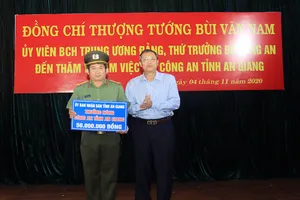 Thưởng nóng lực lượng bắt nhóm mang 51kg vàng qua biên giới