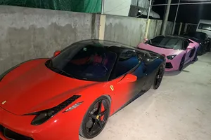 Dàn siêu xe không gắn biển số oanh tạc trên quốc lộ 91