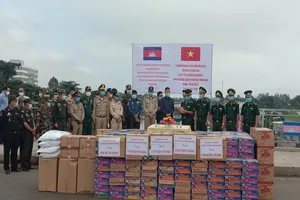 Biên phòng An Giang hỗ trợ Campuchia chống COVID-19 và lũ lụt