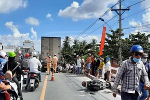 Tai nạn trên cầu Ngã Tư, 1 người bị xe cán tử vong