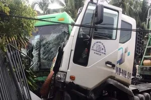 6 người trên ô tô khách bị thương sau va chạm với xe bồn 