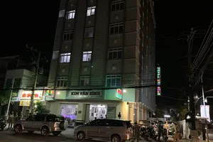 Nhân viên karaoke trong khách sạn chiều khách 'tới bến' 