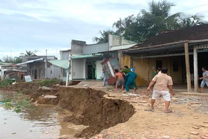 Chưa kịp làm kè, bờ sông Trà Ôn đã sạt lở