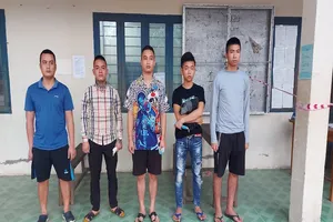 Năm người nhập cảnh được phát hiện trên xe buýt. Ảnh: LĐ