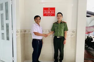 Pháp Luật TP.HCM bàn giao nhà nghĩa tình chiến sĩ ở Cần Thơ