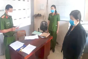 Công an đọc lệnh bắt bị can Nguyễn Thị Tốt. Ảnh: CACC