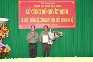 Thiếu tướng Bùi Văn Quyền, Phó Cục trưởng Cục Tổ chức cán bộ đã trao quyết định điều động cho Thiếu tướng Kiên Rịnh. Ảnh: CA