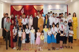 Trao 50 suất học bổng cho con em gia đình chính sách 