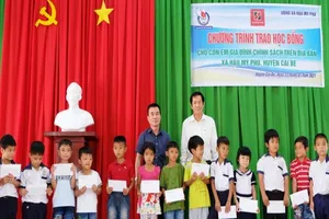 Hội Nhà báo TP.HCM tiếp sức học sinh khó khăn đến trường