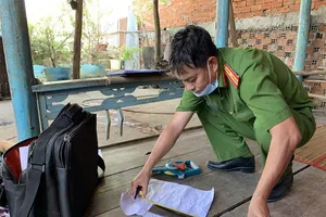 Nghi bị tâm thần nửa đêm đi chặn xe khách, vào nhà chém người