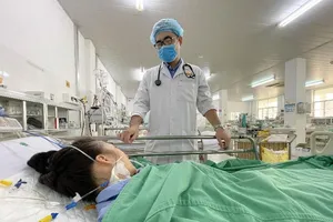 Lọc máu liên tục 56 giờ cứu thiếu nữ bị ong đốt vào chân