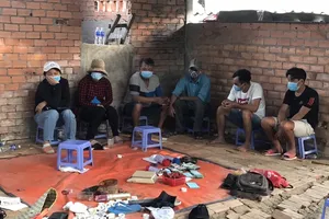 Điểm cờ bạc trong căn nhà hoang bị triệt phá. Ảnh: CACC