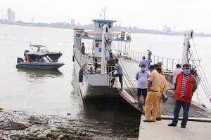 Điều tra vụ 10 người rơi xuống sông Hậu vì sạt lở