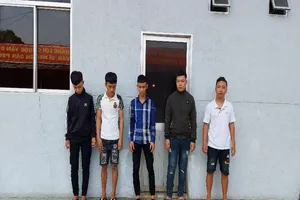 Nhóm người bắt đánh ba học sinh. Ảnh: CACC