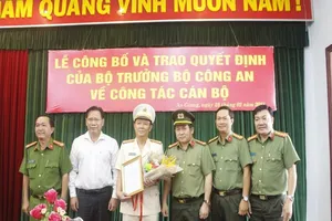 Thượng tá Lê Phú Thạnh nhận quyết định bổ nhiệm giữ chức vụ Phó Giám đốc Công an tỉnh An Giang. Ảnh: HD