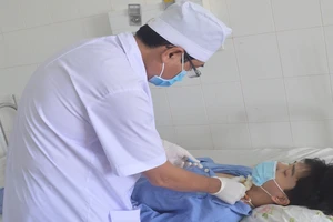 Chạy xe, thanh niên bị dây giăng công trình cắt đôi khí quản