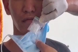 Giấu ma túy trong khẩu trang y tế để qua mặt công an