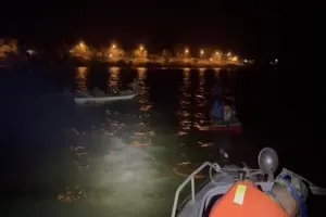 Lực lượng chức năng ngăn chặn kịp thời hai hộ gia đình có ý định nhập cảnh trái phép vào Việt Nam. Ảnh: LĐ