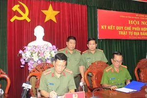 Đại tá Bùi Bé Năm, Phó Giám đốc Công an tỉnh An Giang (phải) và Đại tá Vũ Thành Thức, Phó Giám đốc Công an TP Cần Thơ ký quy chế phối hợp. Ảnh: HD