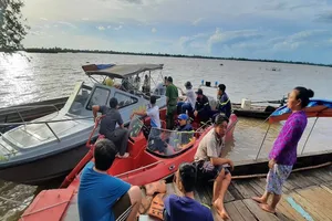 Ảnh minh họa lực lượng chức năng Vĩnh Long đang tìm kiếm nạn nhân đuối nước.