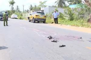 Văng ra đường sau va chạm, 2 người bị ô tô tông tử vong