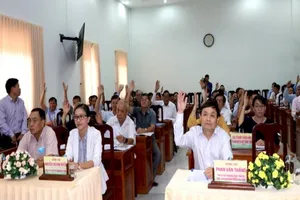 Các đại biểu biểu quyết danh sách những người ứng cử ĐBQH tỉnh Đồng Tháp. Ảnh: NA