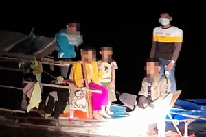 12 người nhiều lần tìm cách nhập cảnh trái phép về Việt Nam bằng đường thủy. Ảnh: QM